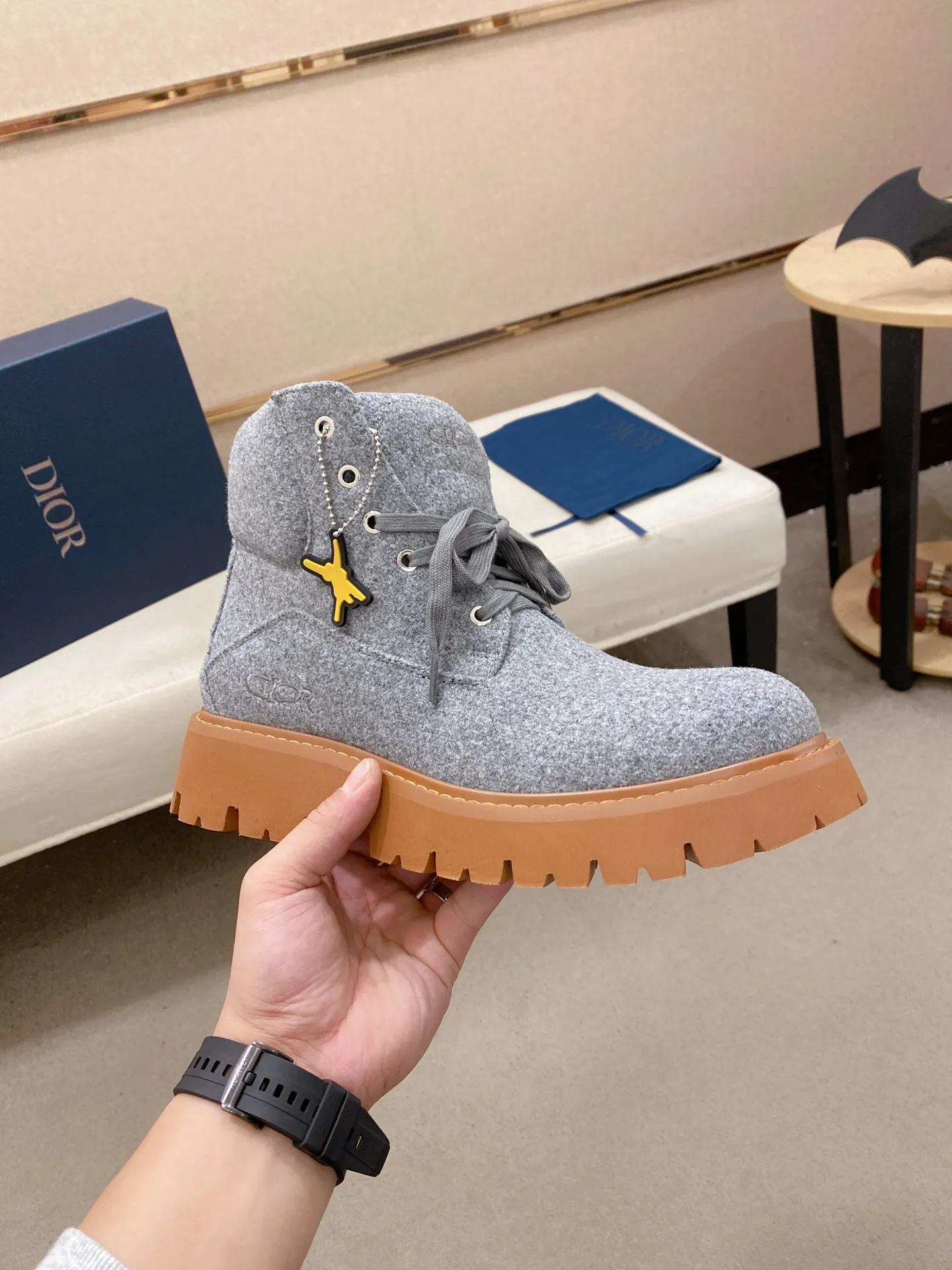 Factory price: 560💰[Dior·Dior] New casual high-top men's shoes, new spring and summer design, perfect workmanship, lace-up lazy style to create cabinet quality, upper: imported first-layer cowhide, high-grade sheepskin lining soft and comfortable, ultra-light TPU wear-resistant outsole, simple, versatile fashion men's shoes, excellent color code number 38-44. Customized at 45.46